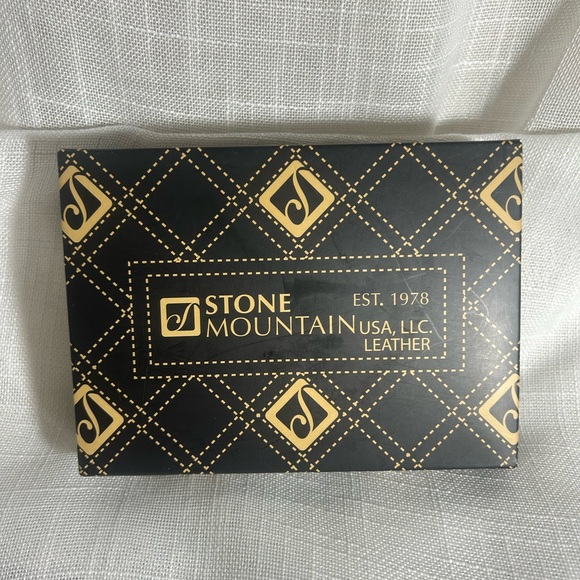 Stone Mountain Green and Cream Leather Wallet - Picture 1 of 9